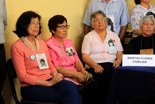 De izquierda a derecha: Norma Méndez, madre de Melissa Alfaro, Martha Flores, esposa de Pedro Huilca. Fotografía: Meylinn Castro / Servindi.